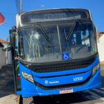 Ônibus lotado perde o controle e bate em placa de sinalização em Piracicaba