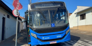 Ônibus lotado perde o controle e bate em placa de sinalização em Piracicaba