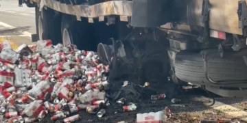 Carreta carregada com 32 toneladas de cerveja pega fogo e espalha carga em rodovia de Piracicaba