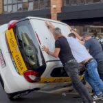 Carro de autoescola capota após colisão em Piracicaba