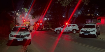 Mulher ateia fogo em residência, avança contra marido com faca e acaba baleada em Piracicaba