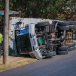 Carreta carregada com sucata tomba em rotatória de Piracicaba