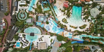 Adolescente de 15 anos morre após cair de toboágua em parque aquático