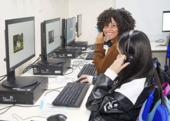 Governo de SP abre consulta pública sobre novo currículo digital nas escolas