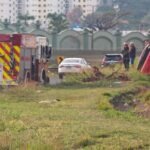 Em Piracicaba, motorista perde o controle, sobe barranco e carro fica de pé em poste