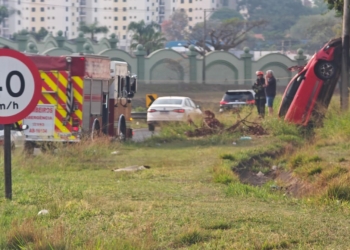 Em Piracicaba, motorista perde o controle, sobe barranco e carro fica de pé em poste