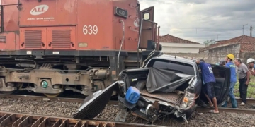 VÍDEO: caminhonete é arrastada por trem; casal sobrevive por milagre