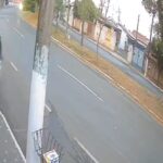 VÍDEO: motociclista morre após colidir violentamente contra poste