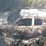 Condutor fica gravemente ferido após carro cair em ribanceira e pegar fogo em rodovia de Piracicaba
