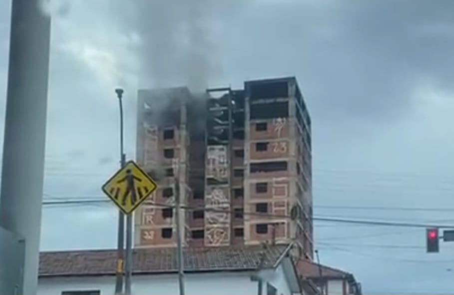 Incêndio de grandes proporções atinge prédio abandonado no Centro de Piracicaba