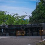 Carreta carregada com 20 toneladas tomba na saída da ArcelorMittal em Piracicaba