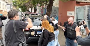 cassio chegando na delegacia