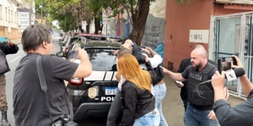 Imagens mostram vereador Cássio Fala Pira chegando à DDM após prisão por crimes sexuais em Piracicaba