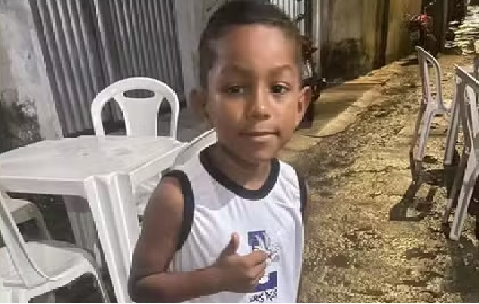 Criança é encontrada morta em mala; suspeito foi espancado e morto por moradores