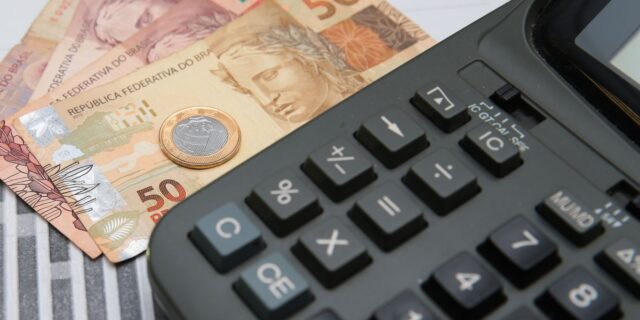 dinheiro e calculadora