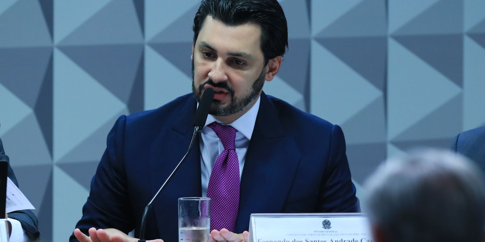 CPMI do INSS: empresário responde ao relator e depois invoca o silêncio