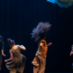 Teatro Sesi Piracicaba recebe “Sempre Mais Que Um”, espetáculo gratuito que explora improvisação e coletividade
