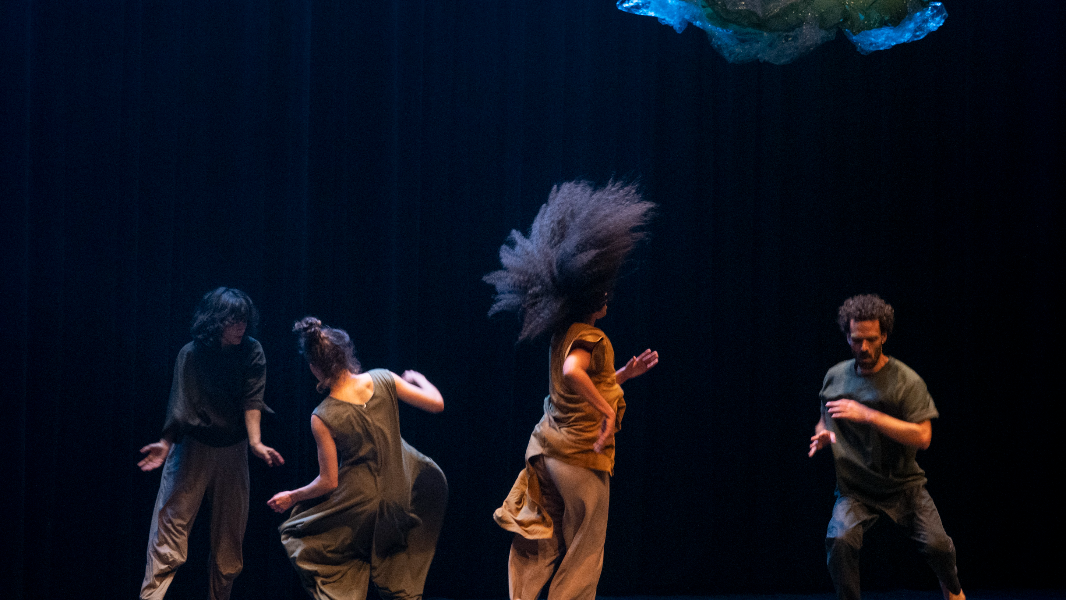 Teatro Sesi Piracicaba recebe “Sempre Mais Que Um”, espetáculo gratuito que explora improvisação e coletividade