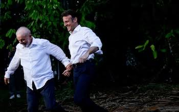 Macron volta a viralizar no Brasil e na França com novos memes de ‘bromance’ com Lula na COP30 e multidão em Salvador