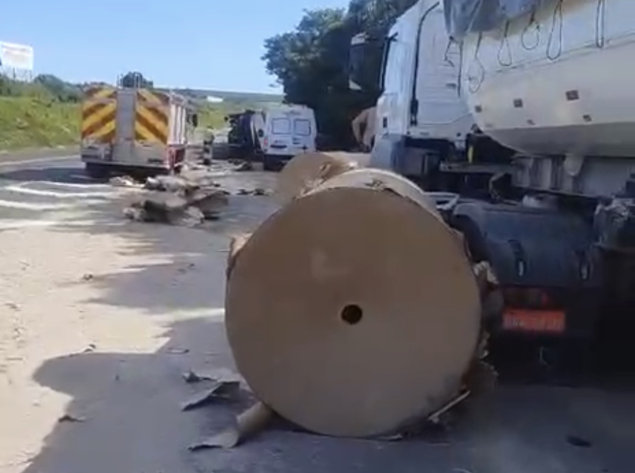 Dois trabalhadores morrem após carga de caminhão cair sobre eles na Geraldo de Barros