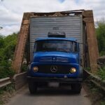 Caminhão enrosca na ponte de ferro de Ártemis e causa transtornos a motoristas e pedestres da região