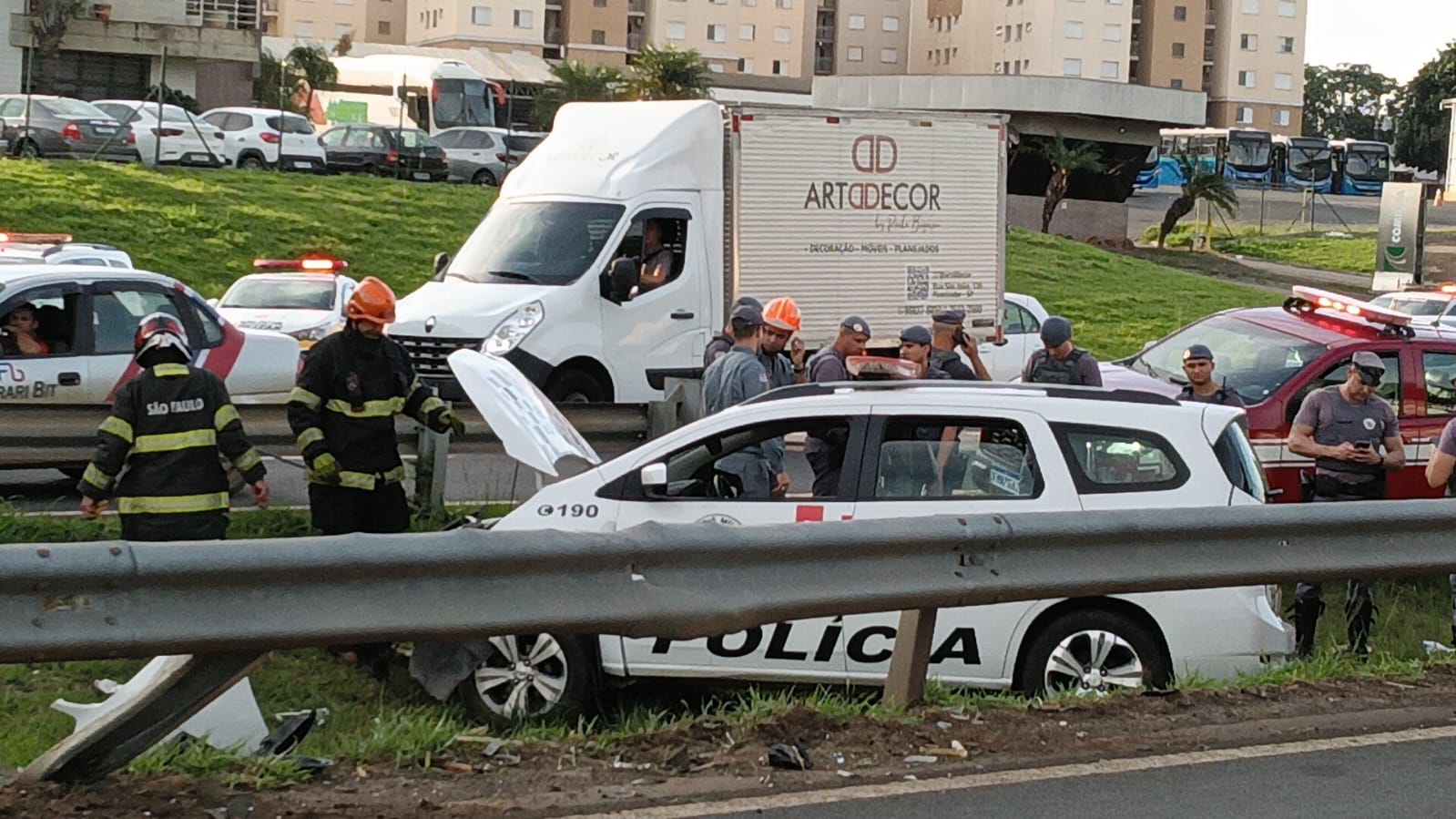 Viatura da PM capota na Rodovia do Açúcar, em Piracicaba