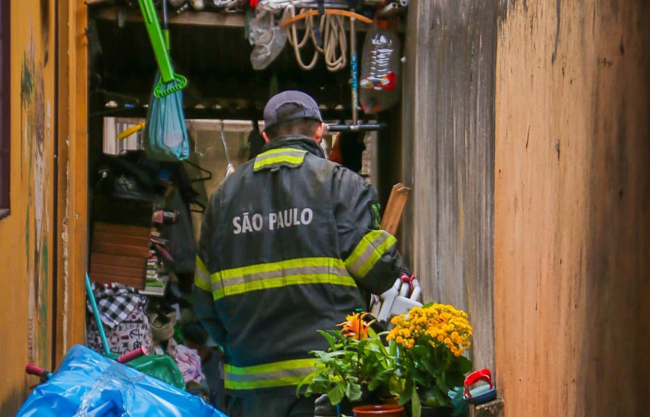 Incêndio atinge telhado de residência em Piracicaba; suspeita é de vela acesa sobre geladeira