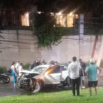 Dois jovens ficam gravemente feridos após carro colidir contra poste em avenida de Piracicaba