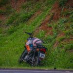 Motociclista sofre queda após pneu estourar na Rodovia Fausto Santomauro (SP-127), em Piracicaba