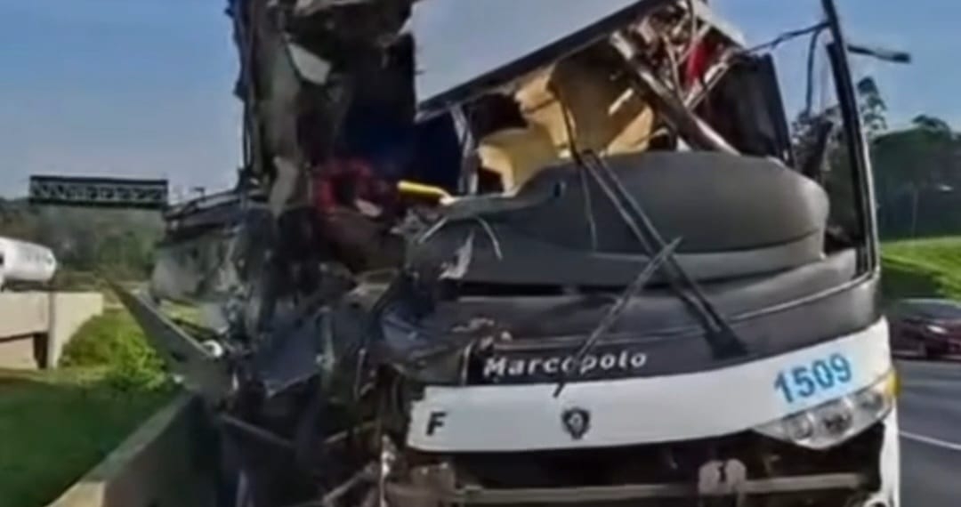 Ônibus de Piracicaba com destino ao Guarujá bate em carreta na Rodovia dos Bandeirantes e deixa mais de 40 feridos