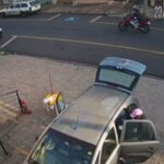 Mulher tem bolsa furtada de dentro do carro em Piracicaba; câmera registrou ação criminosa