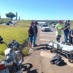 Pai e filha ficam feridos após colisão envolvendo duas motos na Rodovia do Açúcar, em Piracicaba
