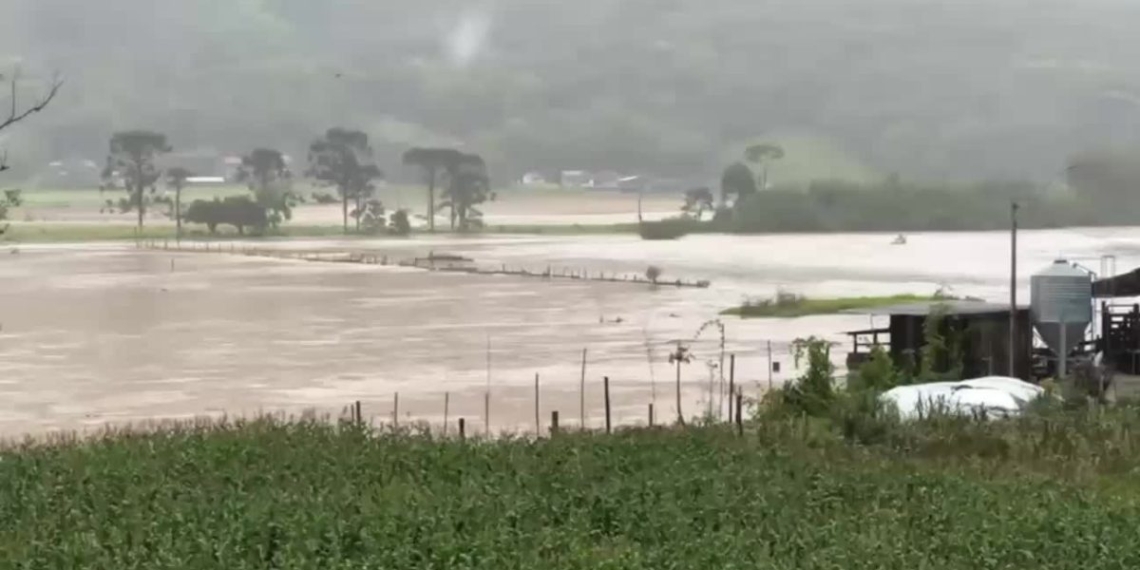Temporal devasta cidades de Santa Catarina e deixa moradores ilhados