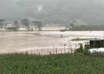 Temporal devasta cidades de Santa Catarina e deixa moradores ilhados