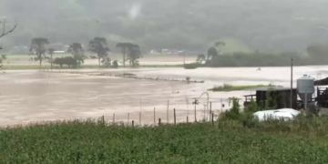 Temporal devasta cidades de Santa Catarina e deixa moradores ilhados