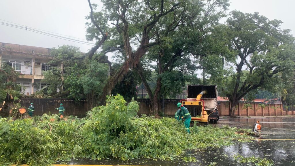 Equipes-da-Prefeitura-atuam-para-amenizar-os-danos-das-chuvas-1024×576
