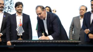 Helinho-Zanatta-assina-convenio-para-obras-de-troca-de-redes-de-agua-em-Piracicaba-numa-parceria-com-o-Governo-do-Estado-1024×575