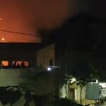 Grande incêndio atinge depósito de sucata e assusta moradores em Piracicaba