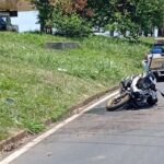 Motociclista se fere gravemente após colidir contra canteiro lateral de via em Piracicaba
