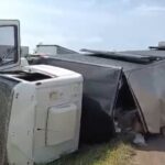 Caminhão que transportava produtos de limpeza tomba na Rodovia do Açúcar, em Piracicaba