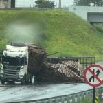 Carreta carregada de madeira tomba e interdita trecho da Rodovia Geraldo de Barros, em Piracicaba