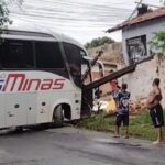 Ônibus perde o freio, desce desgovernado e atinge casa em Piracicaba