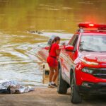 Corpo encontrado boiando no Rio Piracicaba é retirado pelo Corpo de Bombeiros