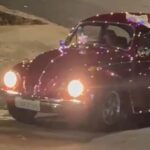 Fusca iluminado espalha clima natalino pelas ruas de Piracicaba