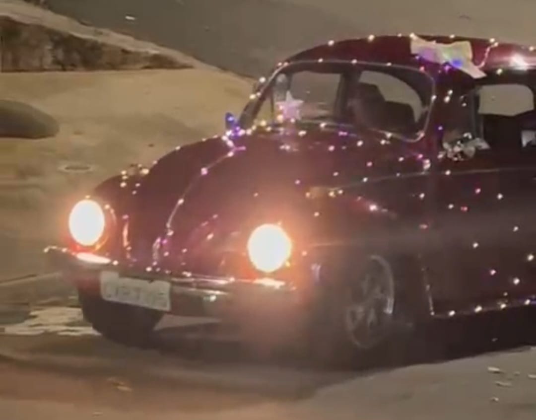 Fusca iluminado espalha clima natalino pelas ruas de Piracicaba