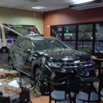 Idosa perde controle de carro e invade estabelecimento em Piracicaba