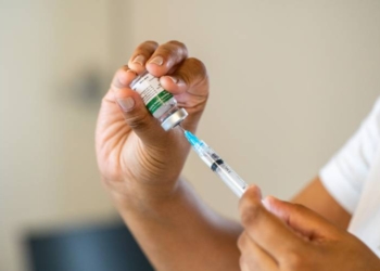 Professora da USP analisa causas da hesitação vacinal no Brasil a antropóloga