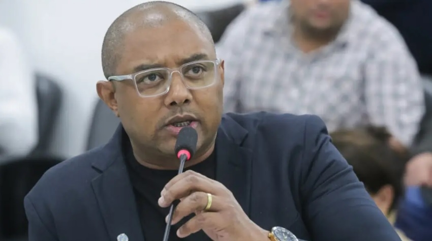 Investigado por crimes sexuais e posse de imagens de abuso infantil, vereador Cássio Fala Pira pede à Justiça para voltar a receber salário de R$ 18,9 mil