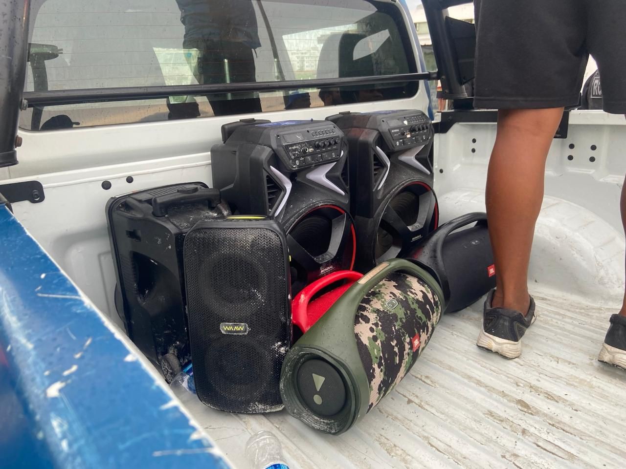 Cidades brasileiras apertam regras contra caixas de som nas praias