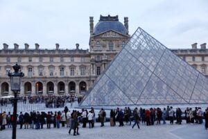 2025-12-17t083638z-259504945-rc28iiaww0t4-rtrmadp-3-france-louvre-strike